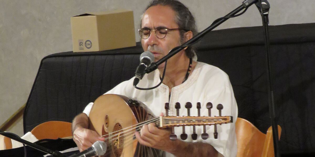 Photo of Yair Dalal playing the oud while seated