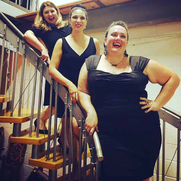Photo of the Artistas Fronterizas trio standing on a stairway