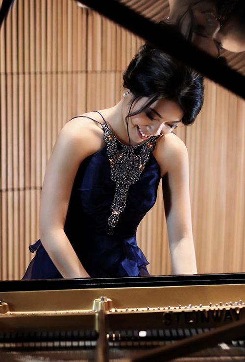 Photo of Joyce Yang playing piano