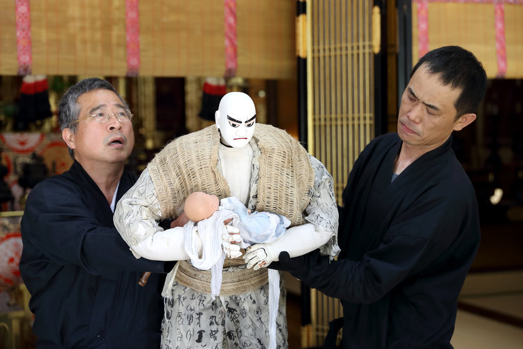 Photo of Bunraku puppeteers and two puppets