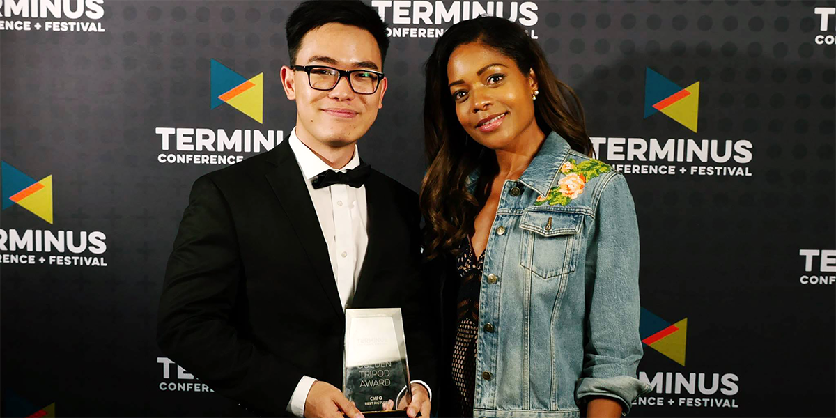 Photo of King Yaw Soon holding trophy with actress Naomie Harris